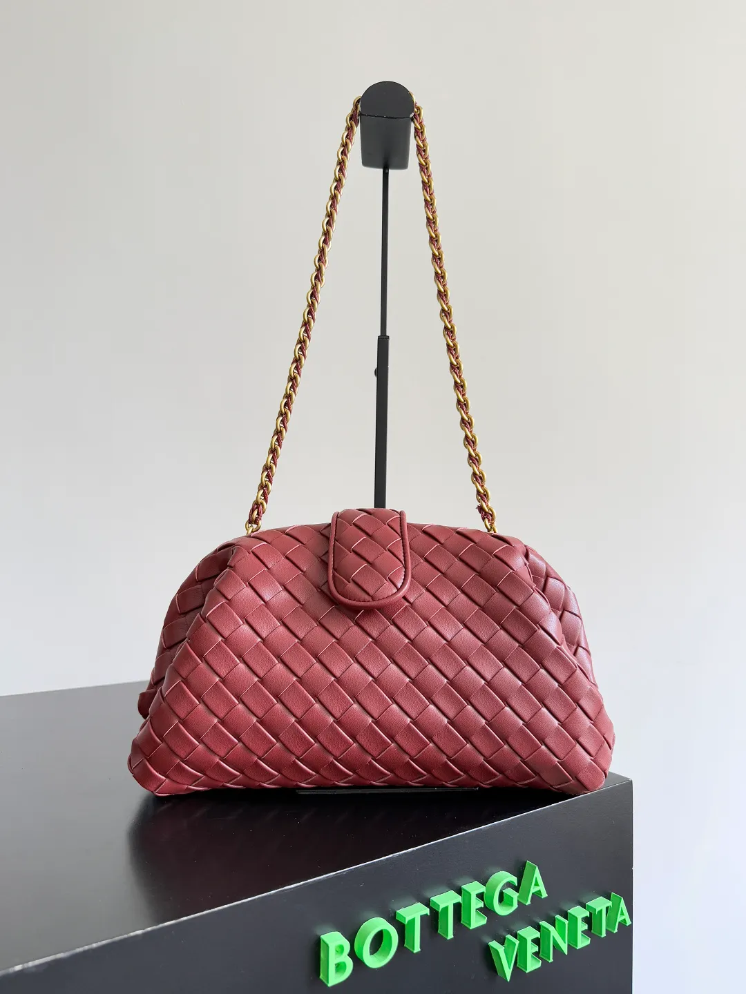 Batch 2260 BOTTEGA VENETA Lady's LAUREN CLUTCH Chain Clutch was inspired by 40 years ago. It is a perfect fusion of classic and modern bags. It is effortless and fashionable for any occasion and at any time. The newly added detachable metal chain allows people to have more ways to carry it. It is grand and elegant. Style No.: 785807 Size: 31.5*16.5*11cm
